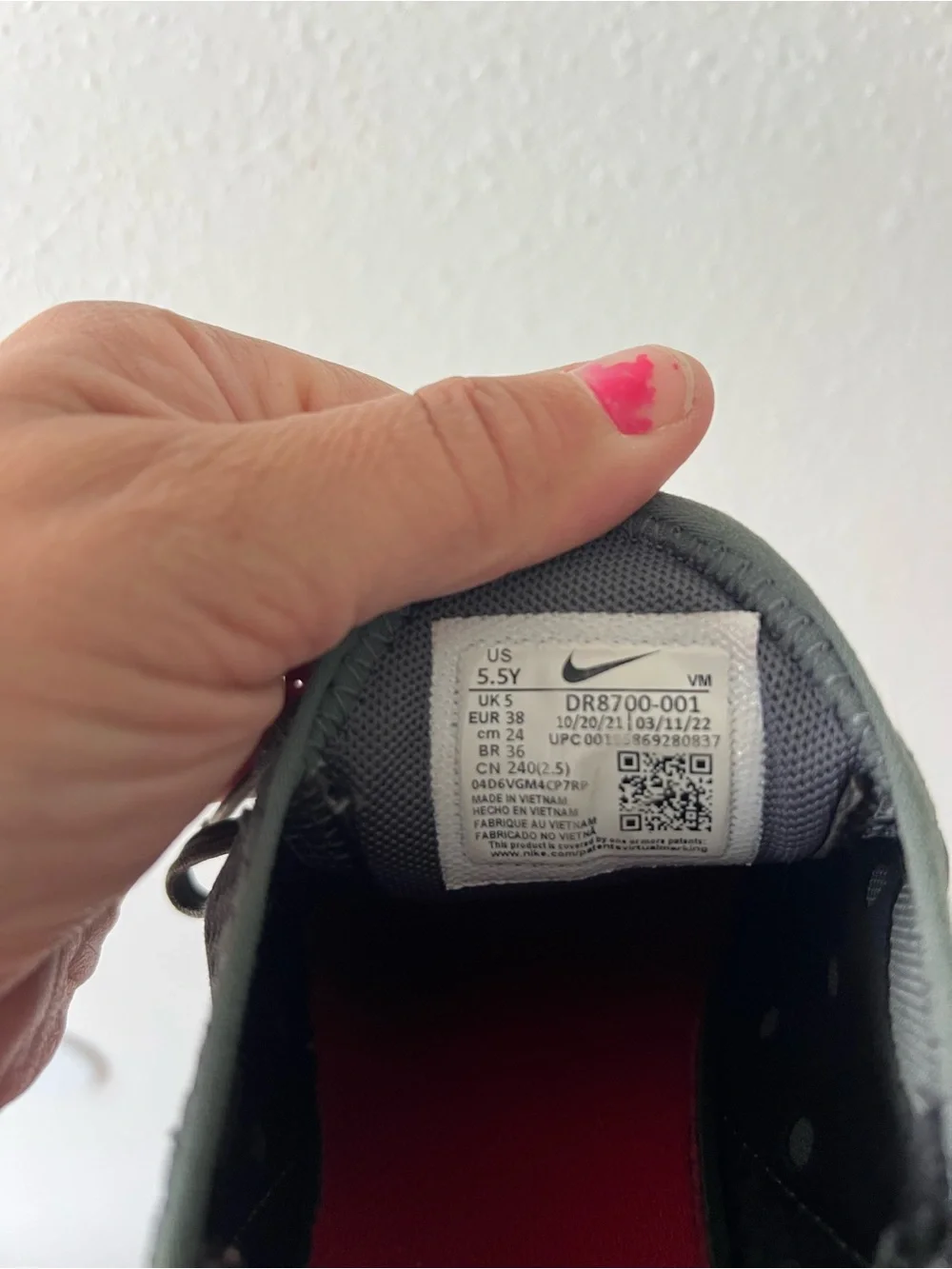 NIKE | Air Max 270 Anthracite and Team Red Sneakers | 5.5